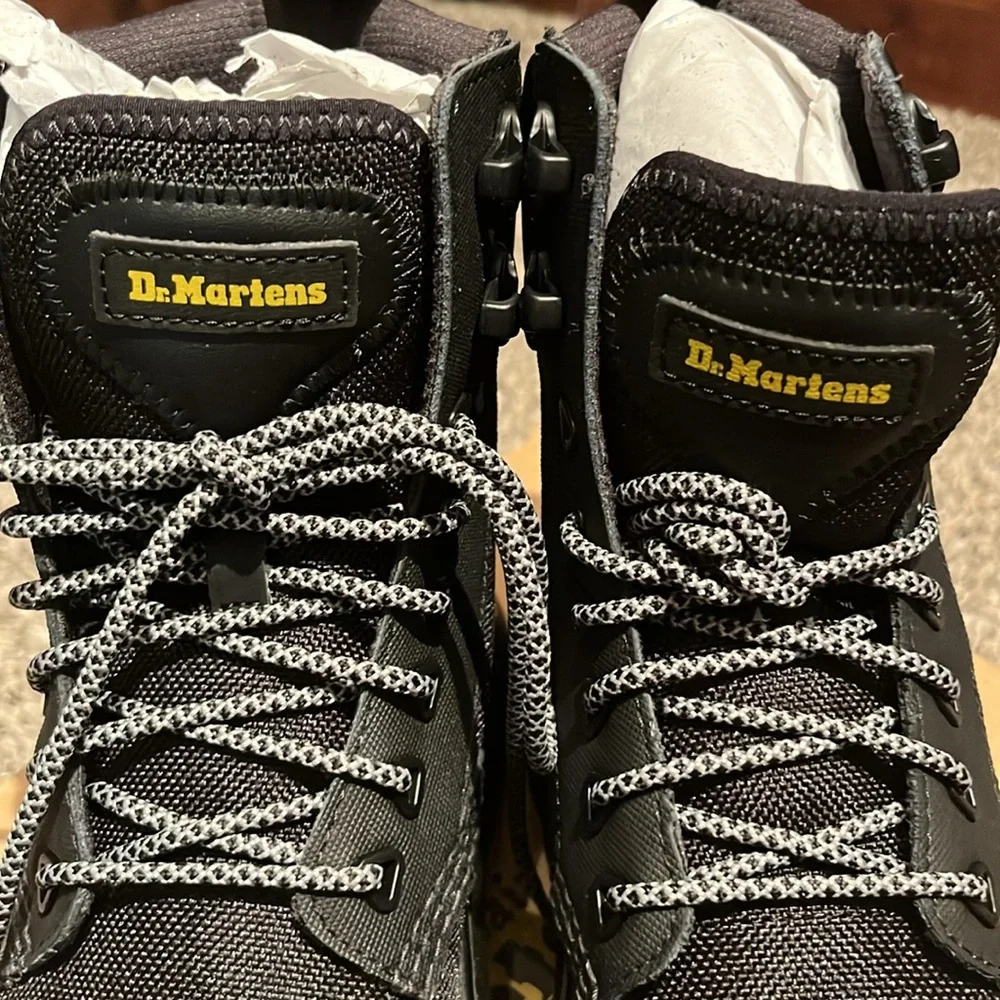 NIB Women’s Dr. Martens Black Boots Size 6 - Picture 2 of 8